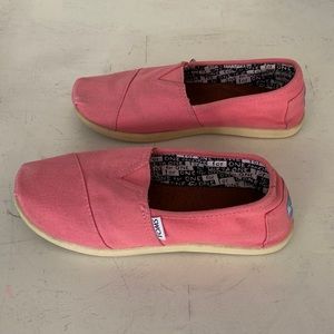 Toms Youth Canvas slip on shoes; sz 5; pink; ex condition.